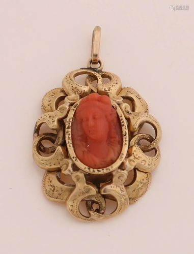 Yellow gold pendant, 585/0000, with cut red coral.