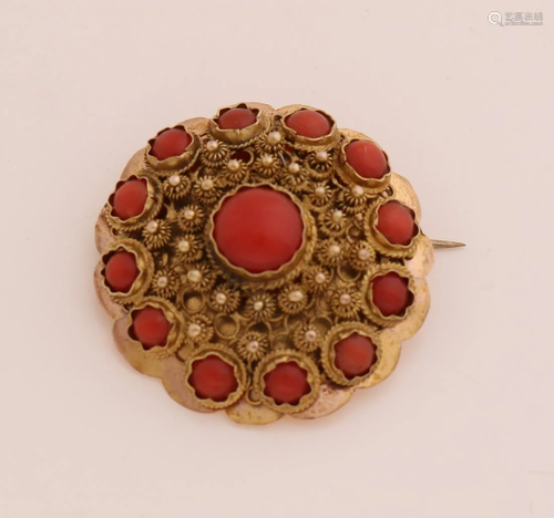 Yellow gold regional brooch, 585/000, with coral. Round