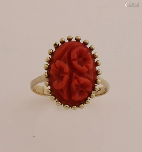 Yellow gold ring, 585/000, with cut red coral. Ring