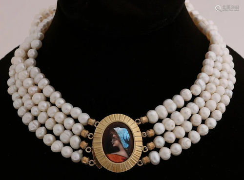 Necklace of pearls with yellow gold clasp, 585/000.