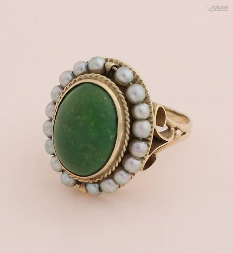 Large yellow gold ring, 585/000, with jade and pearls.