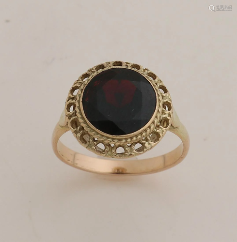 Yellow gold ring, 585/000, with garnet. Ring with a