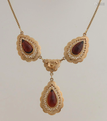 Yellow gold choker, 585/000, with garnet. Venetian