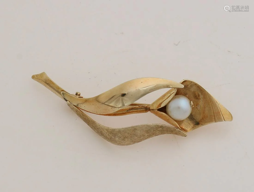 Yellow gold brooch, 585/000, with pearl. Brooch in the