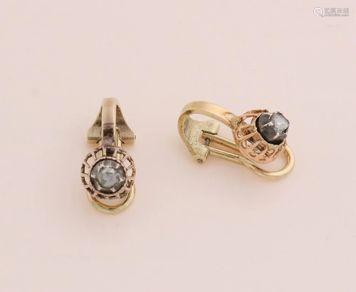 Yellow gold ear clips, 585/000, with diamond. Earclips