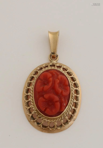 Yellow gold pendant, 585/000, with carved red coral.