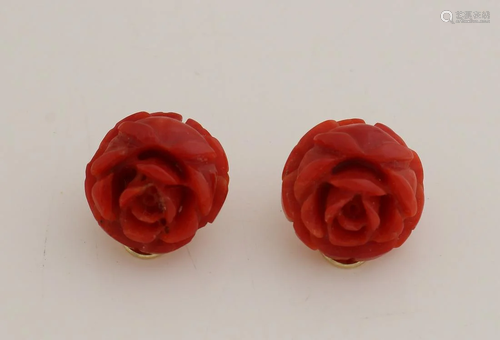 Yellow gold ear clips, 585/000, cut with red corals in