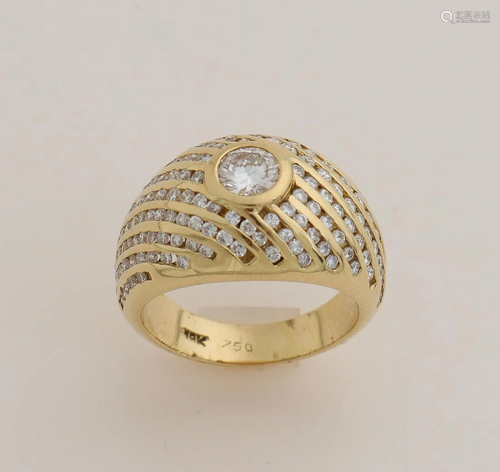 Yellow gold ring, 750/000, with diamonds. Ring with a