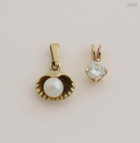 Two yellow gold pendants, 585/000, with pearl and