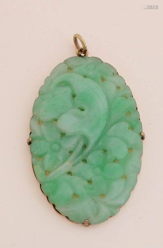 Yellow gold pendant, 750/000, with jade. Oval pendant