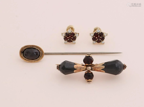 Lot of gold jewelry, 585/000, with garnet. Tie clip