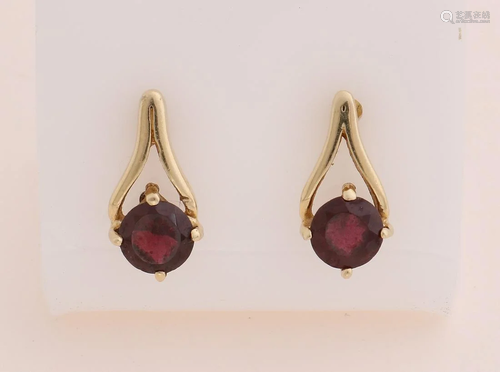 Yellow gold oriental cups, 585/000, with garnet. Ear