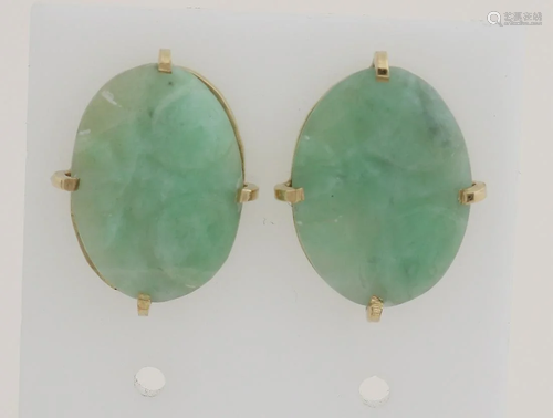 Yellow gold ear studs, 585/000, with an oval cut jade