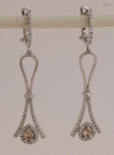 White gold earrings, 750/000, with diamond. Diamond