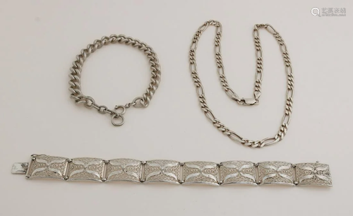 Lot of silver jewelery with a bracelet with plates with