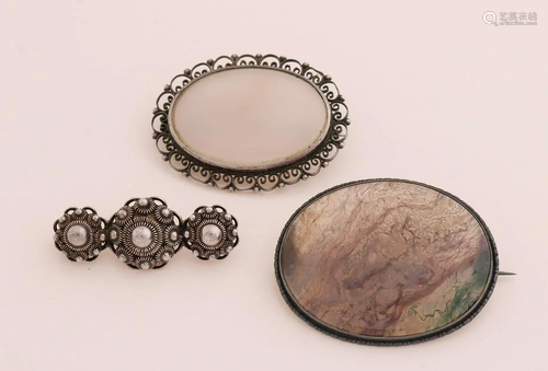 Lot with 3 silver brooches, 835/000, a brooch with an