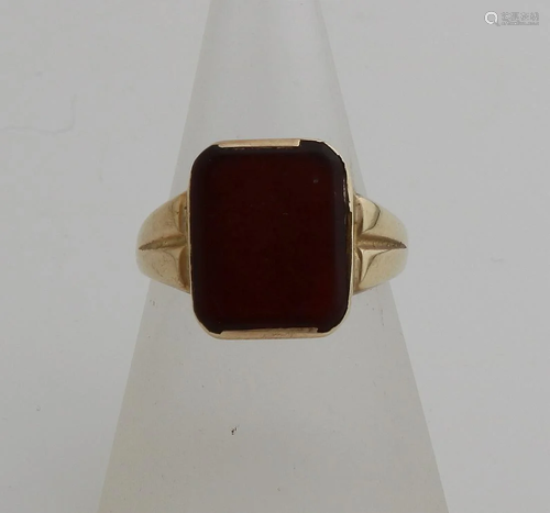 Yellow gold signet ring, 585/000, with agate. Ring with