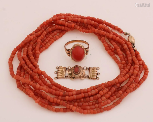 Ring and necklace with red coral, 585/000. Ring with an