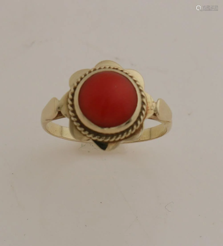 Yellow gold ring, 585/000, with red coral. Ring with a