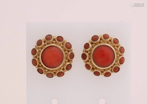 Yellow gold ear studs, 585/000, with red coral. Large