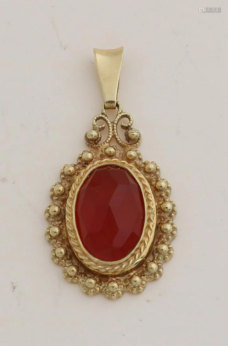 Yellow gold pendant, 585/000, with carnelian. Oval