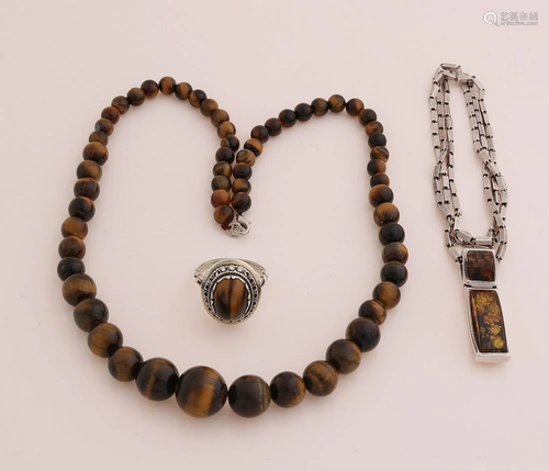 Lot of jewelry with a necklace of tiger eye beads,