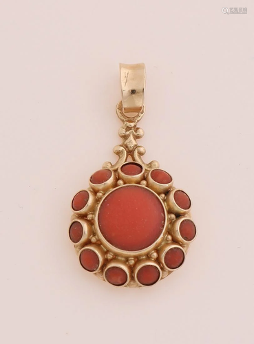 Yellow gold pendant, 585/000, with red coral. Pendant