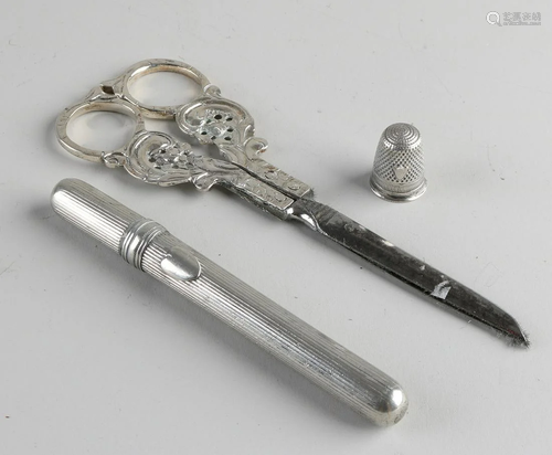 Lot silver with scissors, needle case and thimble,