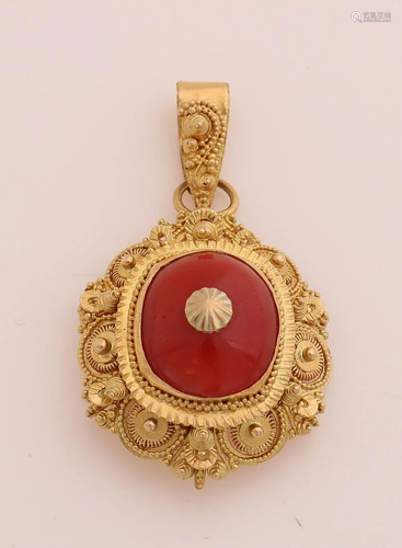 Yellow gold pendant/brooch, 750/000, with red coral.