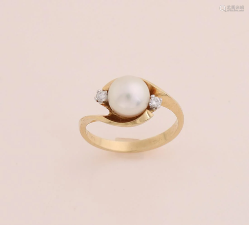 Yellow gold ring, 585/000, with pearl and crystal.