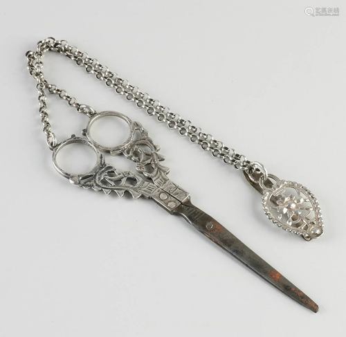 Scissors with silver handles and skirt hook, 833/000.