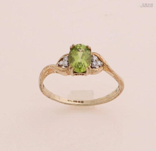 Ring, 375/000, with peridot and diamond. Ring with an