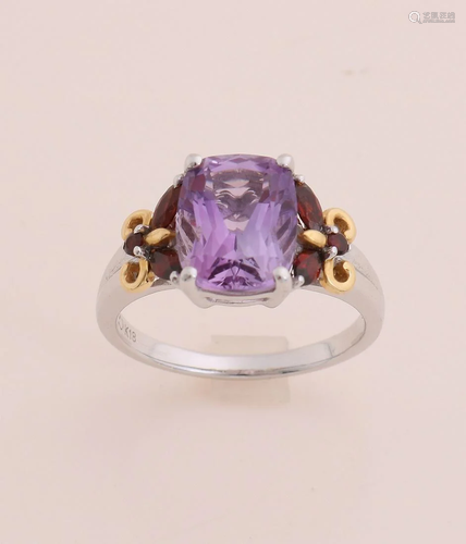 White gold ring, 750/000, with amethyst and garnet.