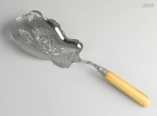 Large silver fish shovel, 833/000, with a beautifully