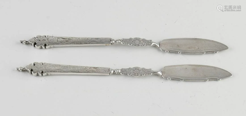 Two silver butter knives, 833/000, with beautifully