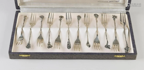 Twelve 835/000 silver pastry forks with cutting tooth.