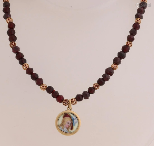 Necklace of faceted garnets, Ã¸ 6 mm, with openwork