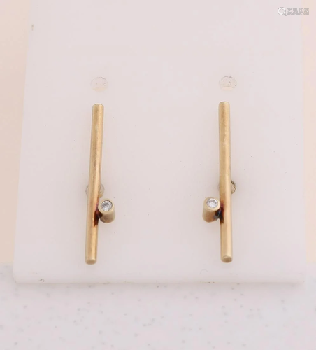 Yellow gold ear studs, 585/000, with diamond. Ear studs