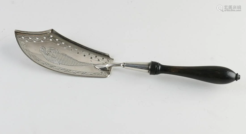 Beautiful silver fish shovel, 950/000, with a contoured