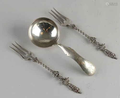 Three parts silver, 833/000, with a cream spoon with a