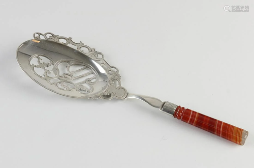 Silver fish shovel, 833/000, with a contoured sawn