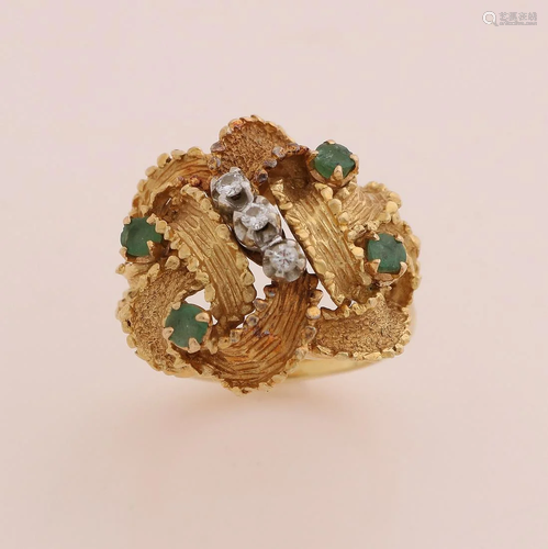 Royal yellow gold ring, 750/000, with emerald and