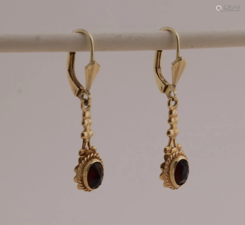 Pair of yellow gold earrings, 585/000, with garnet.