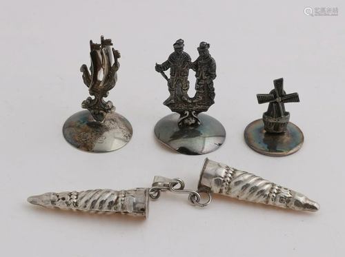 Lot with silver knitting caps and cigarettes/candle