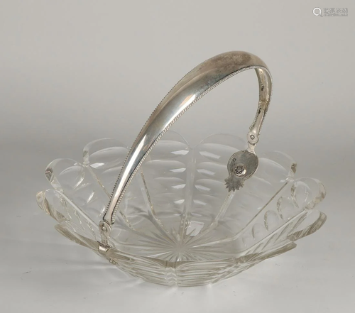 Round crystal bowl with scalloped edge and oval cut,