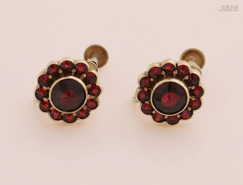 Yellow gold stud earrings, 585/000, with garnet. Ear