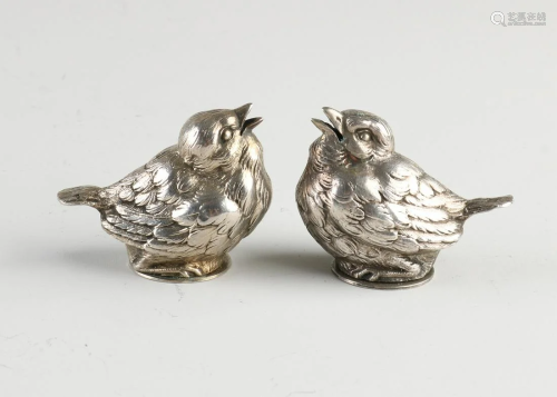 Two silver spreaders, 800/000, in the shape of small