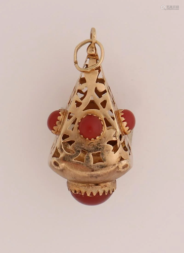 Yellow gold pendant, 585/000, with carnelian.