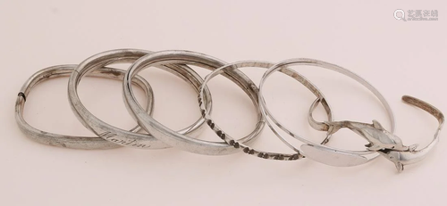 Lot with six bracelets, with 3 silver slave bands, one