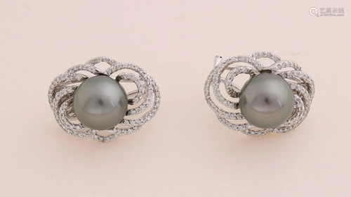 Special white gold ear studs, 750/000, with diamond and